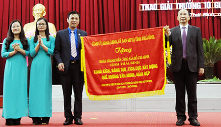 Đ/c Phạm Văn Sinh - Bí thư Tỉnh ủy tặng bức trướng cho Đoàn Thanh niên tỉnh Thái Bình